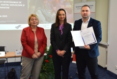 Uczestnik pozuje z dyplomem, obok pani z MSZ i dyrektor KSAP