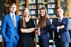 czterech słuchaczy w bibliotece
