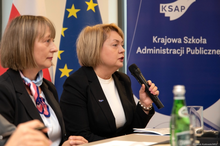 Dyrektor i Ambasador siedzą przy stole