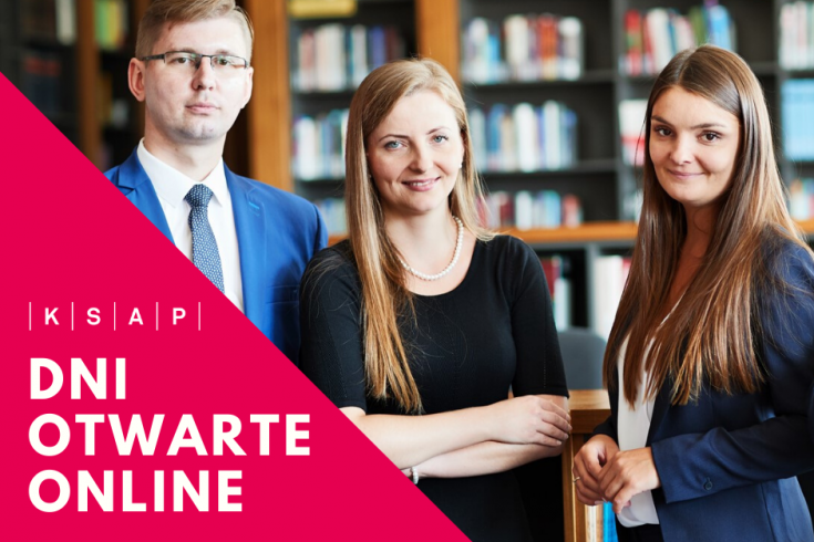 czterech młodych uśmiechniętych ludzi, w tle półki z książkami. W rogu zdjęcia czerwony trójkąt z białym napisem dni otwarte online oraz KSAP