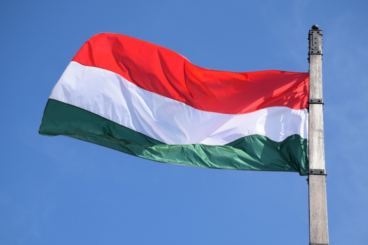 flaga węgierska na tle niebieskiego nieba