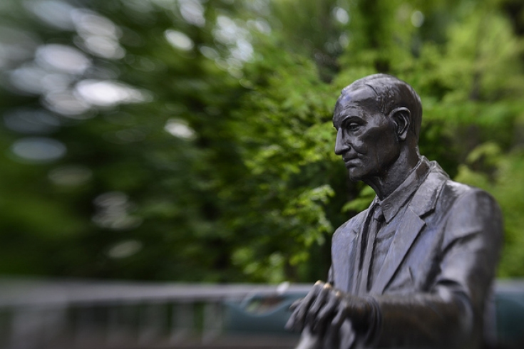 Fot. Jakub T. Jankiewicz CC by 2.0 Pomnik Jana Karskiego przedstawiający jego popiersie na tle zieleni, za pomnikiem park