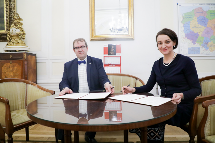 fot. Danuta Matloch Dyrektor KSAP i Główny Konserwator Zabytków w gabinecie Konserwatora po podpisaniu umowy