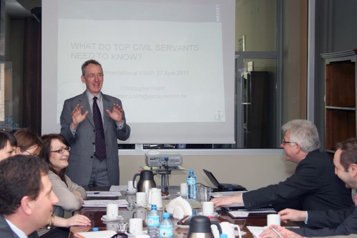 fot. Sebastian Szulfer/KSAP prof. Christopher Pollit stoi i przemawia za nim wyświetlana jest prezentacja