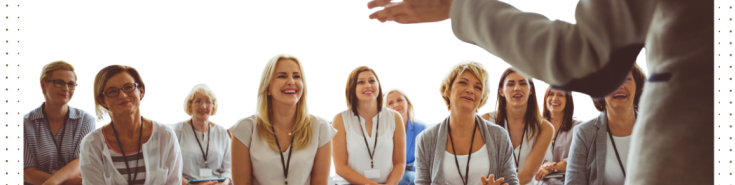 zdjęcie kobiet słuchających wystąpienia